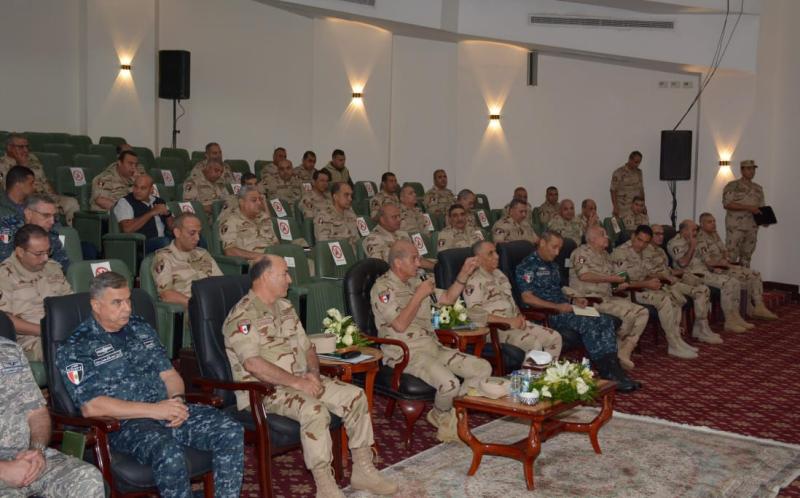 القائد العام للقوات المسلحة وزير الدفاع والإنتاج الحربى يلتقى بعدد من قادة القوات المسلحة