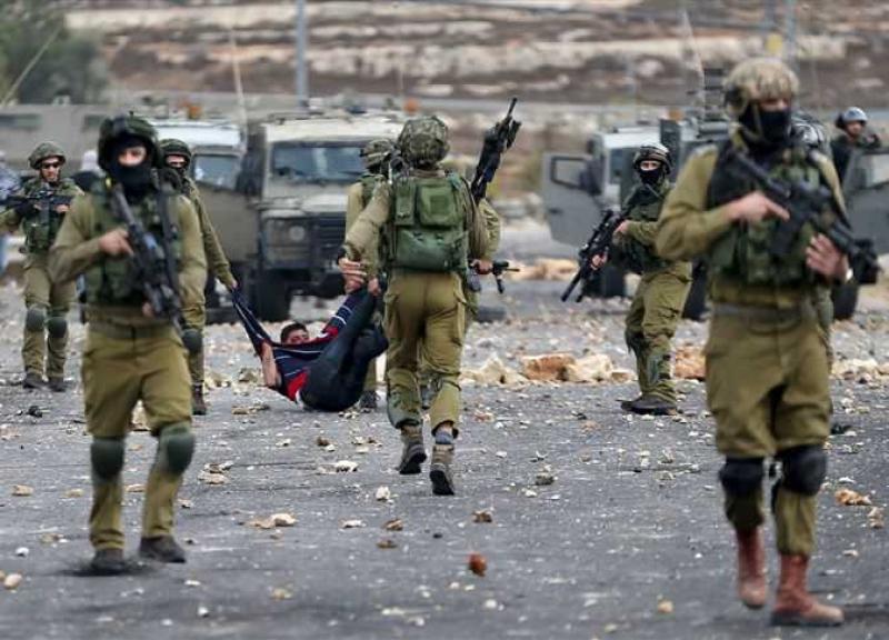 اعتقال وإصابة 13 فلسطينيا خلال اقتحامات قوات الاحتلال لمحافظات بالضفة الغربية