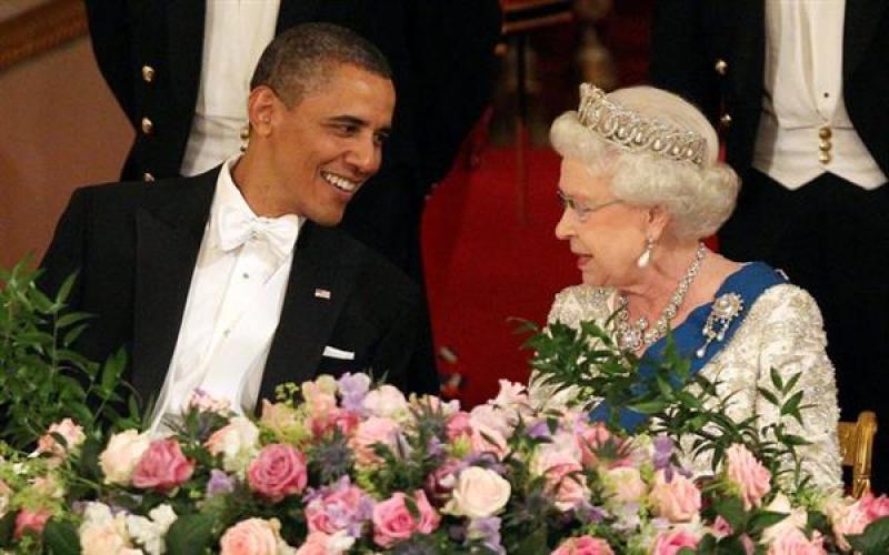 الرئيس الأمريكي السابق باراك أوباما، مع الملكة إليزابيث 