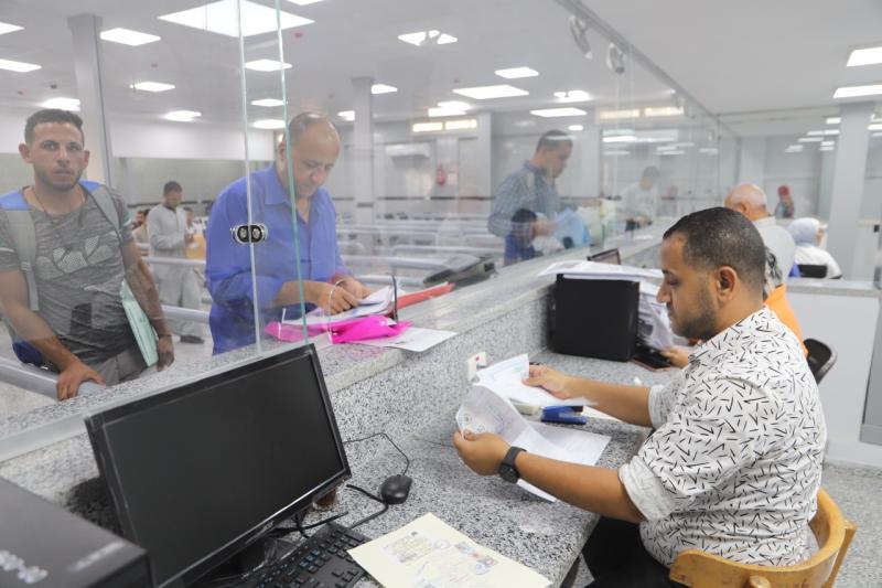 القوى العاملة تتابع سير العمل بوحدة خدمات العمالة المصرية بالخارج