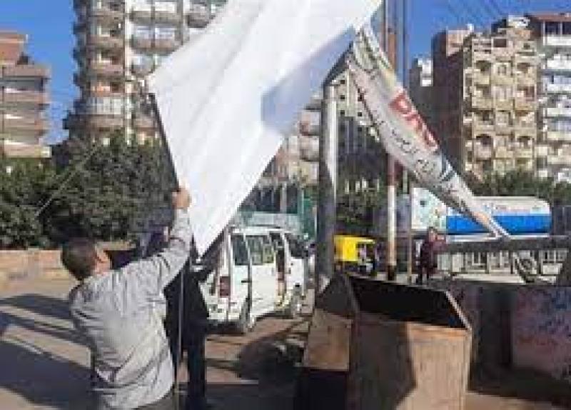 حملة لإزالة الإعلانات المخالفة من كورنيش الإسكندرية