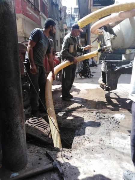 تطهير وإزالة المخلفات الصلبة من بالوعات الأمطار بمدينة طلخا