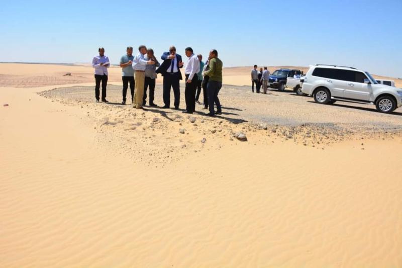 محافظ الوادي الجديد يتفقد مشروع زراعة الغرود الرملية