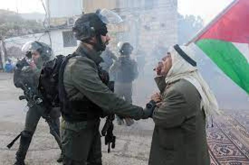الاحتلال الإسرائيلي يعتقل 13 فلسطينيًا من الضفة الغربية