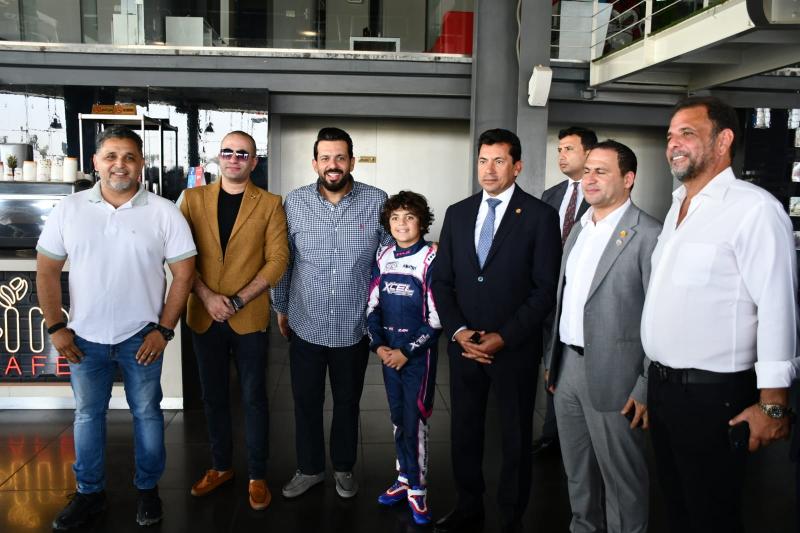 وزير الشباب والرياضة يُكرم الطفل زين الحمصاني