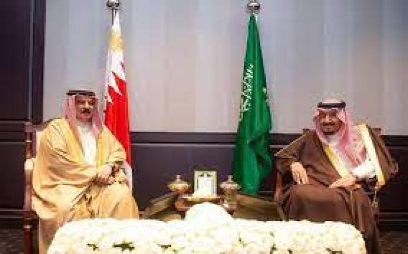 خادم الحرمين الشريفين والعاهل البحريني يؤكدان حرصهما على الدفع بوتيرة التعاون الثنائي بين البلدين
