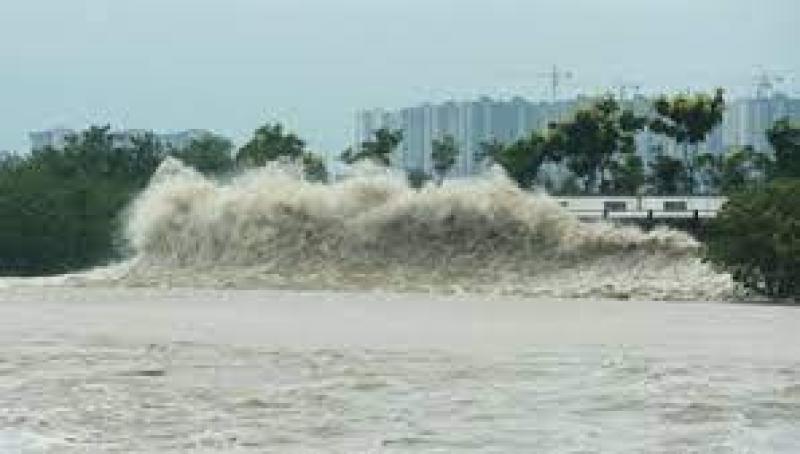 موجة كبيرة ناجمة عن إعصار نورو