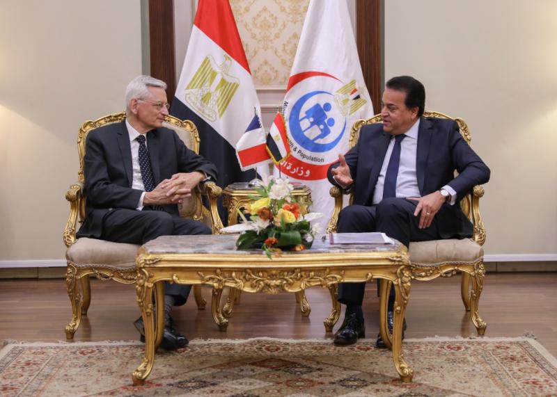 وزير الصحة و سفير فرنسا بمصر