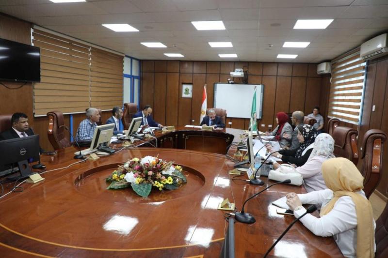 محافظ المنيا يرأَس أعمال اللجنة التنفيذية لدراسة المشروعات المتقدمة للمبادرة الوطنية للمشروعات الخضراء الذكية