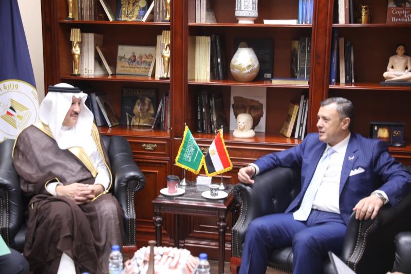 وزير السياحة والآثار يستقبل سفير السعودية بالقاهرة