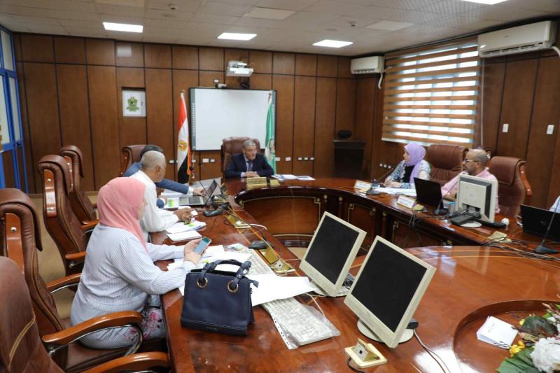 محافظ المنيا يواصل ترأس أعمال اللجنة التنفيذية لدراسة المشروعات المتقدمة للمبادرة الوطنية للمشروعات الخضراء الذكية