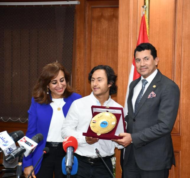 وزير الشباب والرياضة مع أبطال مصر في الرياضات المختلفة