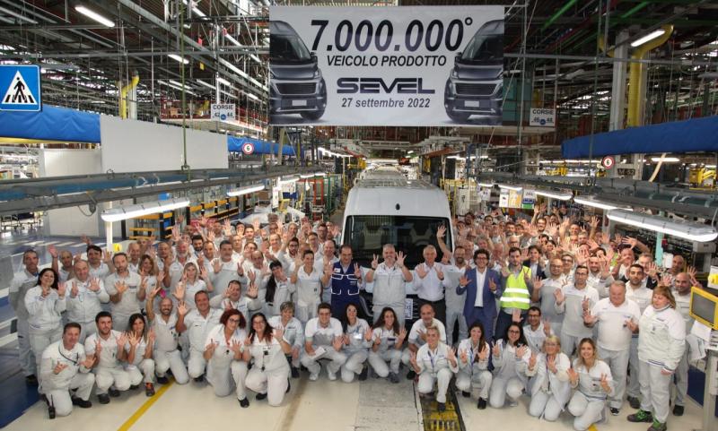 ستيلانتيس تحتفل بـ 7 ملايين مركبة تم تصنيعها في أكبر مصنع للمركبات التجارية الخفيفة في أوروبا