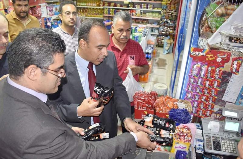 نائب محافظ المنيا يوجه بتحرير محضر لضبط منتجات منتهية الصلاحية 
