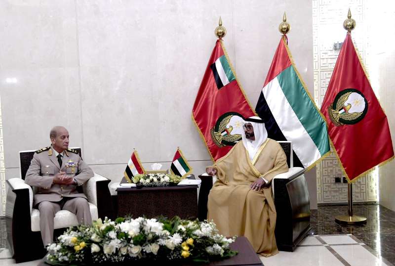 وزير الدفاع يعود لأرض الوطن عقب انتهاء زيارته الرسمية إلى دولة الإمارات
