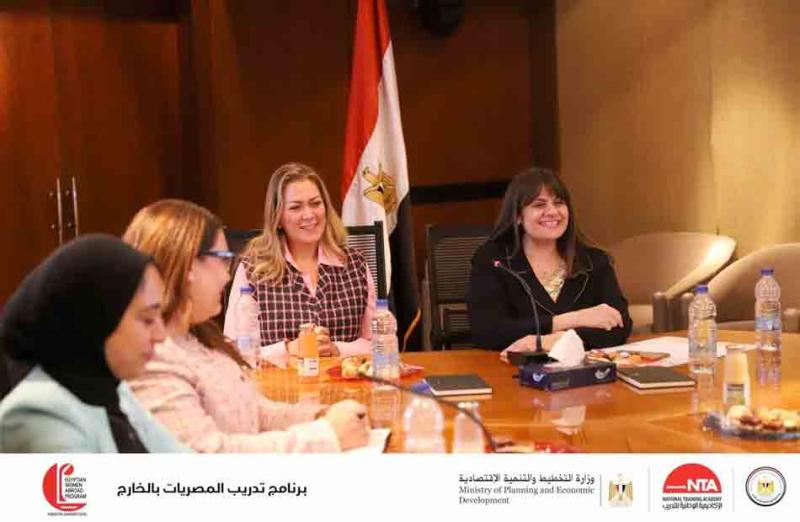 وفد ممثلي برنامج تدريب المصريات بالخارج برئاسة رشا راغب يلتقي وزيرة الهجرة