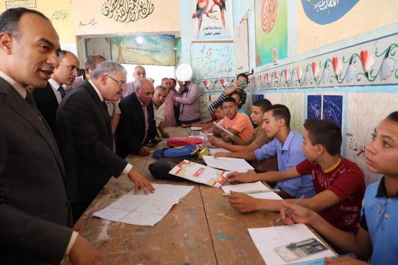 محافظ المنيا يفتتح المدرسة الرسمية للغات بمركز أبو قرقاص استجابة لأهالى المركز