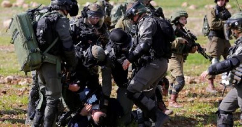  قوات الاحتلال الإسرائيلية تعتدى على مواطن فلسطينى