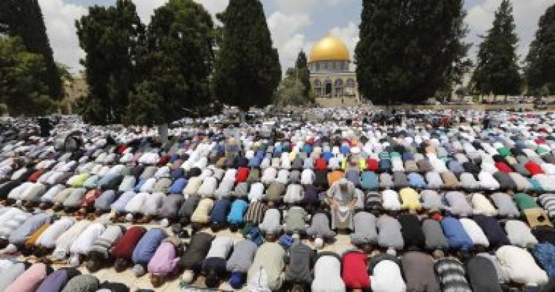 عشرات الآلاف من الفلسطينيين يصلون الجمعة فى رحاب المسجد الأقصى