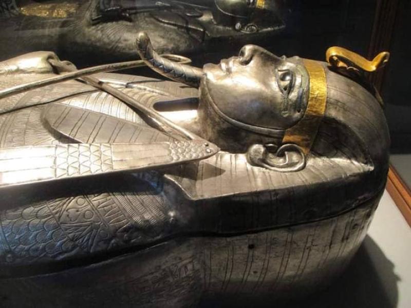 اكتشاف يُضاهي «مقبرة الفرعون الذهبي».. عرض قناع «بسوسنس الأول» في كنوز تانيس