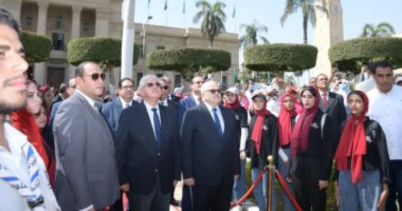 وزير التعليم العالى ورئيس جامعة القاهرة يشهدان تحية العلم فى أول يوم دراسة