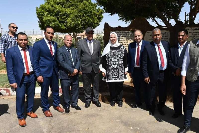 وزيرة التضامن تزور حديقة 30 يونيو وتقف بجوار نخلة مدون عليها اسمها