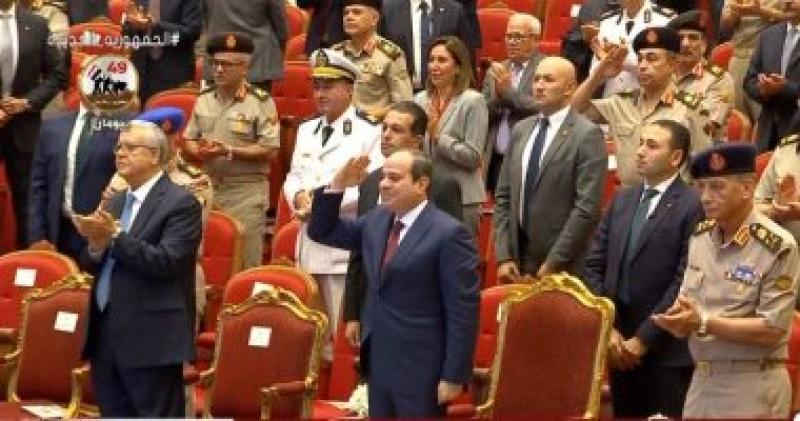 الرئيس عبد الفتاح السيسى يقدم التحية العسكرية لأبطال أكتوبر