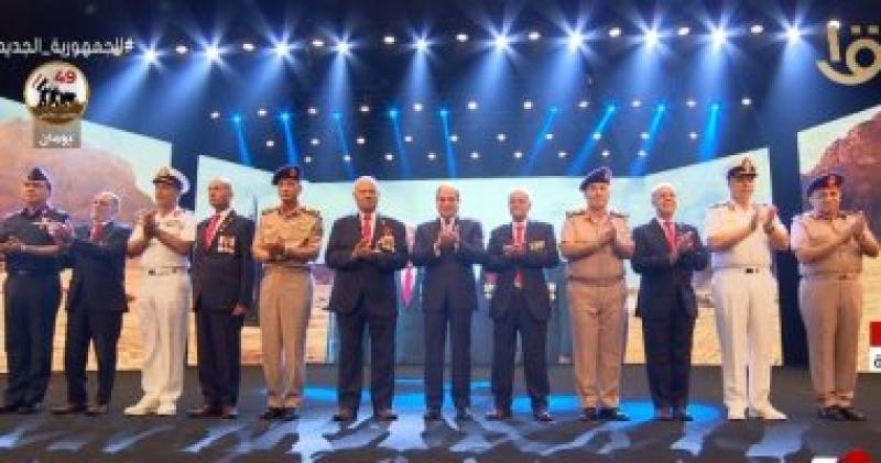 الرئيس عبد الفتاح السيسى يتوسط أبطال المعركة