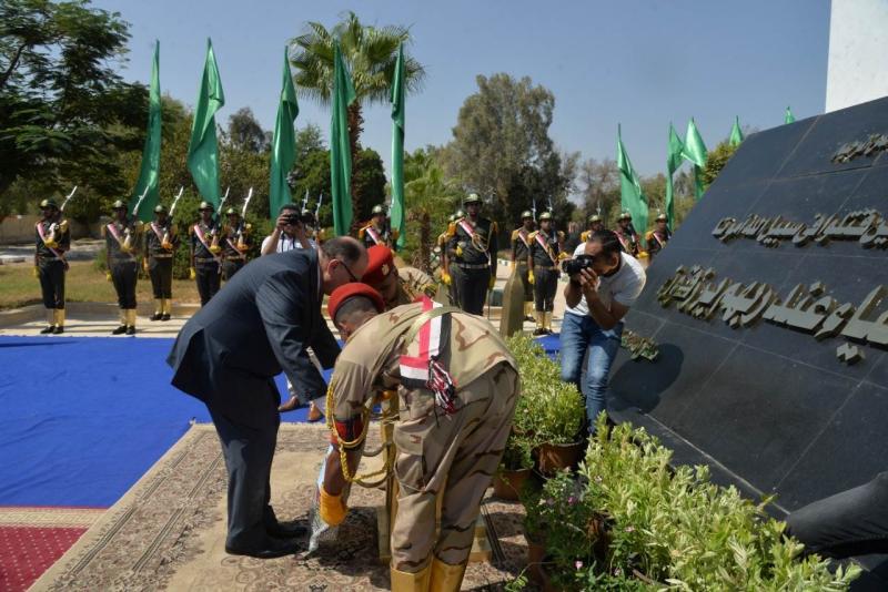 محافظ أسيوط وقائد المنطقة الجنوبية العسكرية يضعان إكليل الزهور على قبر الجندي المجهول  