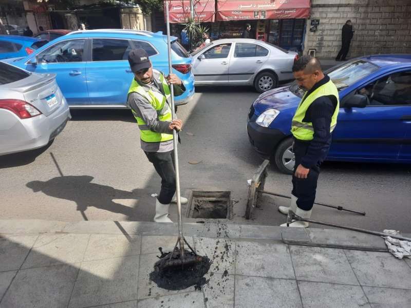 استعدادًا للنوات.. تطهير شنايش تصريف مياه الأمطار غرب الإسكندرية