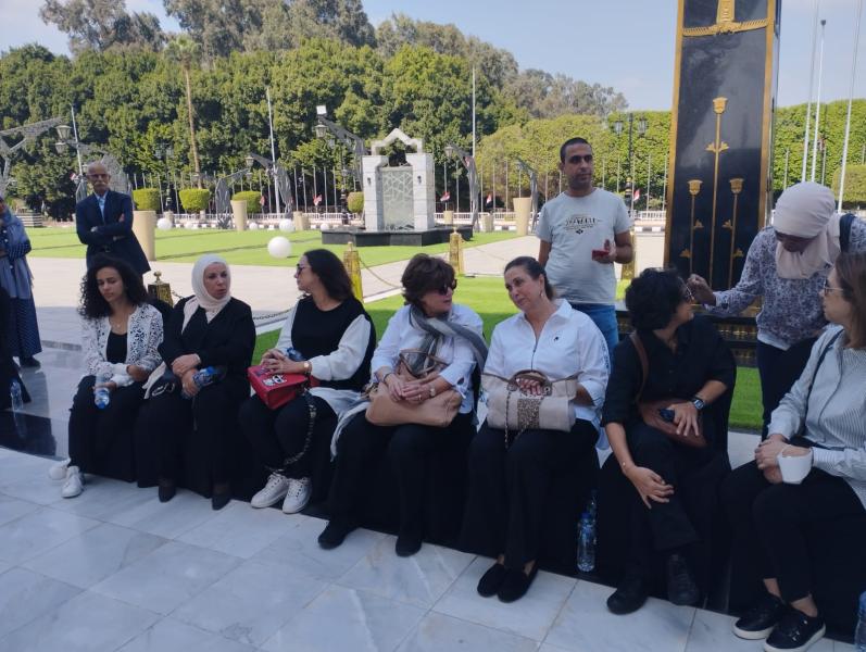 أسرة الزعيم "السادات" أمام النصب التذكارى