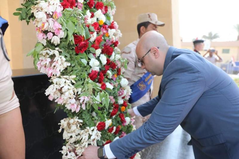 محافظ بنى سويف يضع إكليل الزهور على النصب التذكاري لقبر الجندي المجهول  