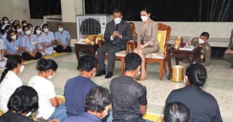 ملك تايلاند وزوجته يزوران أهالى الضحايا