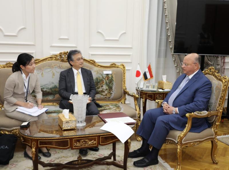 لقاء محافظ القاهرة وسفير اليابان 