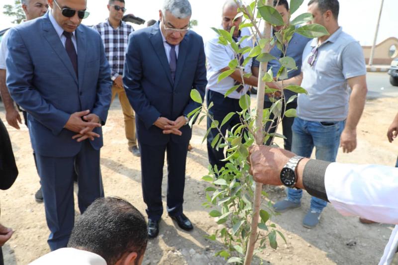محافظ المنيا يشهد زراعة عدد من الأشجار المثمرة والزينة بمدخل مدينة سمالوط بمشاركة الجمعيات الاهلية