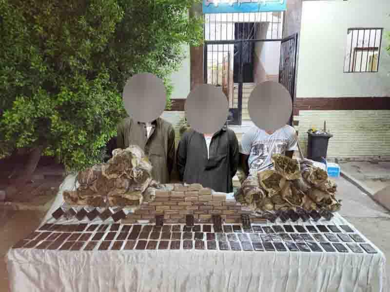 المتهمون وإمامهم المخدرات المضبوطة