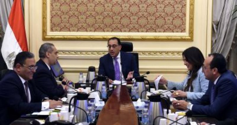 رئيس الوزراء خلال اجتماعه مع رئيس هيئة الدواء المصرية