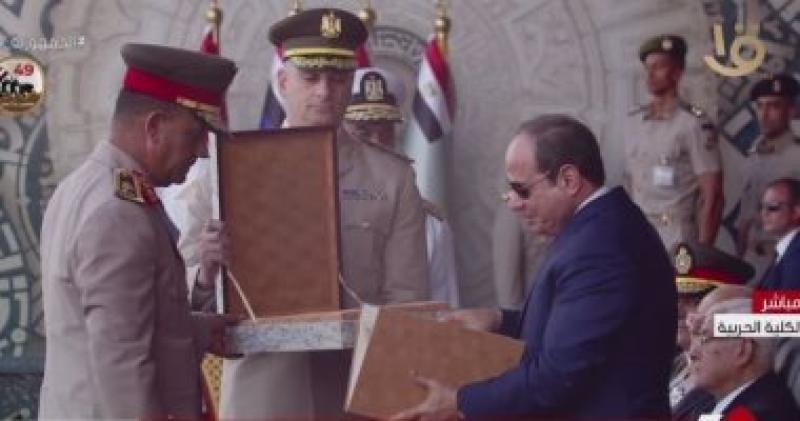 مدير الأكاديمية العسكرية المصرية يهدى الرئيس السيسي هدية تذكارية