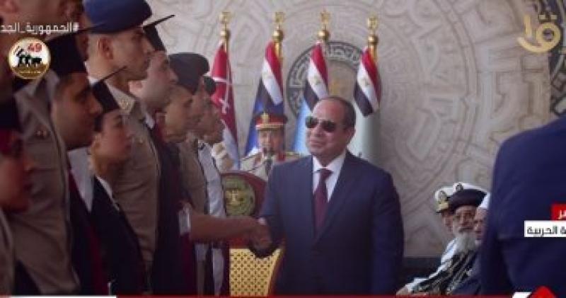 الرئيس السيسي يصافح أوائل الكليات العسكرية والجامعات المصرية