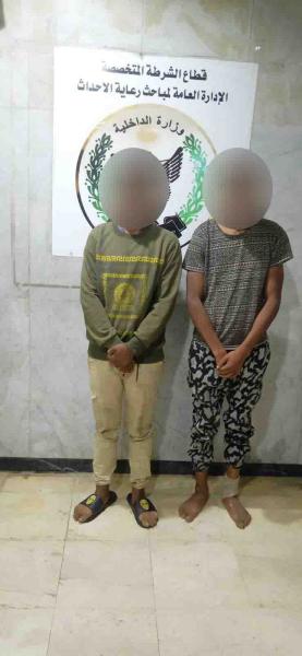 اثنين من الصبية المتسولين  بعد القبض عليهما