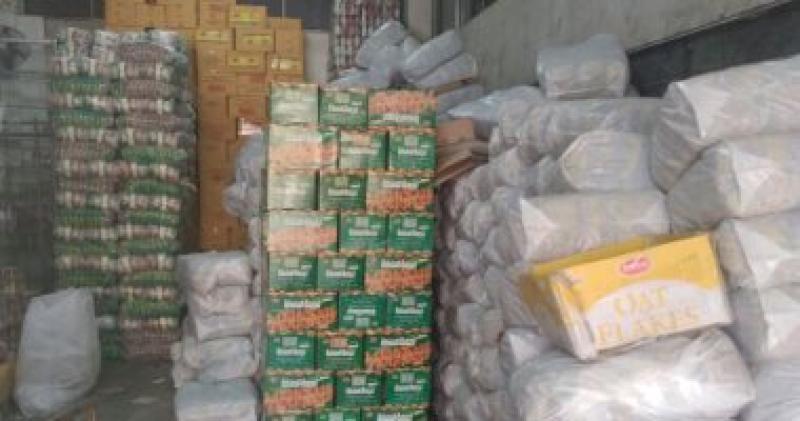 ضبط 4.5 طن سلع غذائية قبل بيعها بأزيد من السعر داخل محل بالقاهرة