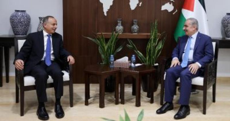 رئيس وزراء فلسطين يستقبل سفير مصر لدى رام الله