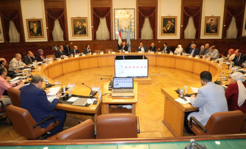 محافظ القاهرة يترأس اجتماع المجلس الاقتصادى للعاصمة 