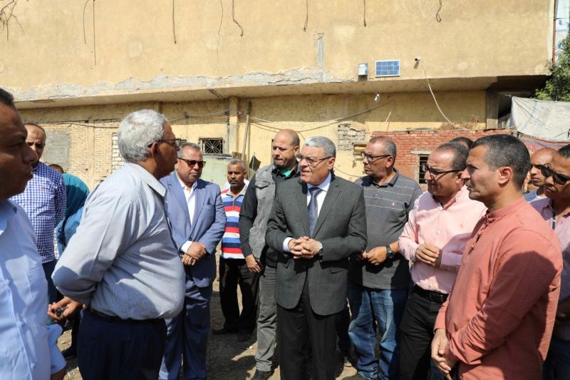 محافظ المنيا يتفقد موقع هبوط أرضى بجانب شارع سعد زغلول ويوجه بتشكيل لجنة والبدء في أعمال الإصلاح