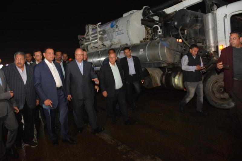 وزير التنمية المحلية ومحافظ القاهرة يتابعان أعمال سحب تجمعات مياه الامطار 