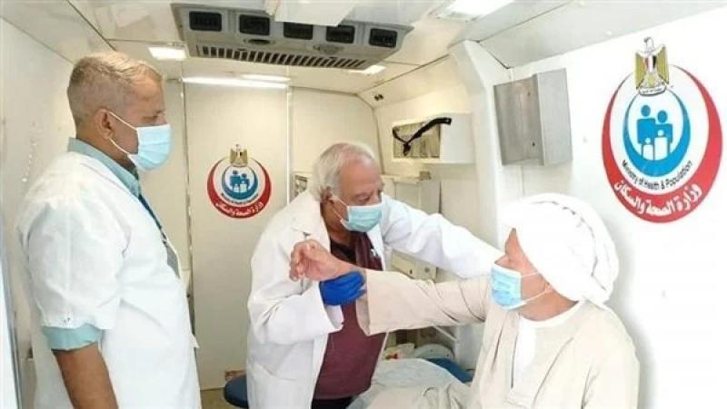 صحة المنيا تنظم قافلة طبية لأهالي قرية طهنا الجبل