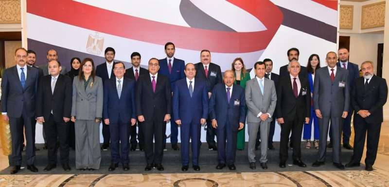 المتحدث الرئاسي ينشر صور لقاء الرئيس السيسي مع رجال الأعمال القطريين