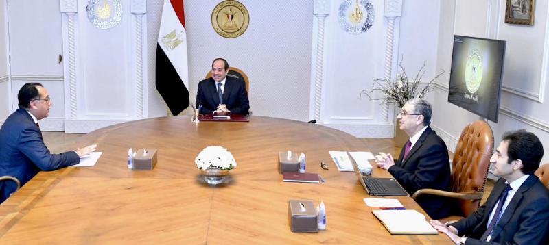 الرئيس السيسي مع وزير الكهرباء ورئيس الوزراء