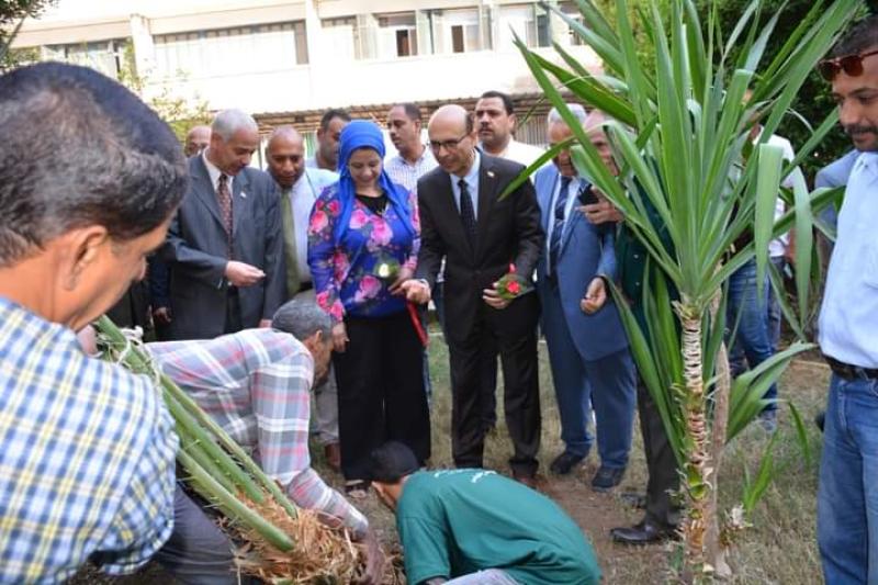 رئيس جامعة أسيوط يشارك في غرس الأشجار بمعهد جنوب مصر للأورام ضمن فعاليات مبادرة إتحضر للأخضر 