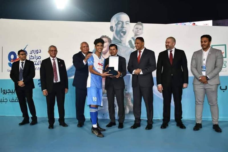 رئيس جامعة أسيوط يهنئ طالباً بكلية الخدمة الاجتماعية بفوزه بجائزة أفضل لاعب